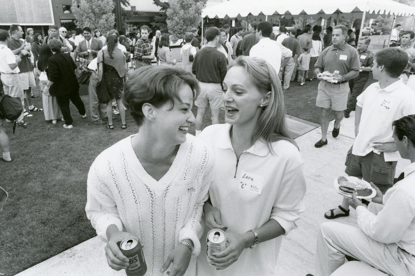 Students gathered outside for an Entering Student Picnic event (1997)