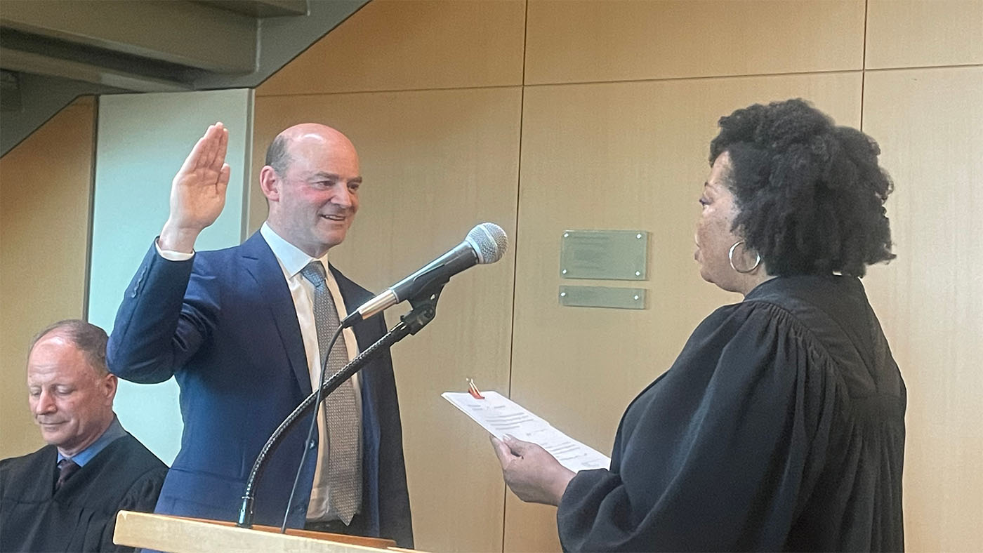 Lori K. Smith, chief judge of the Washington State Court of Appeals, Division One, administered the oath of office to Leonard J. Feldman. He will serve as one of 10 judges on the court.